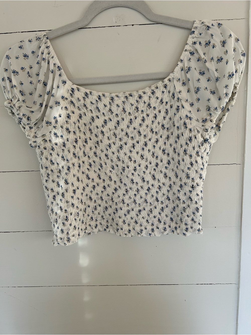 American Eagle Outfitters Cream White Floral Smocked Crop Top Size Medium - Picture 2 of 5